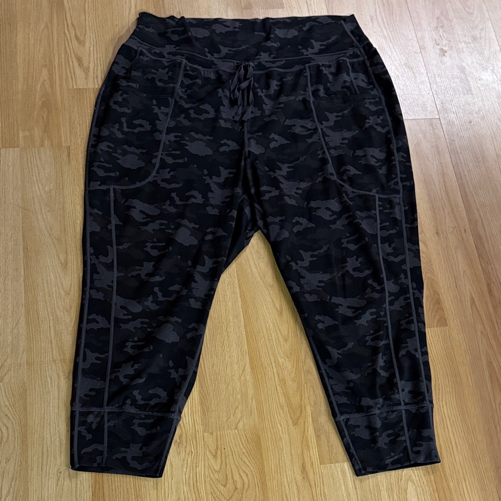 Fabletics size 2X Black Camouflage Leggings crop jogger gym yoga workout
